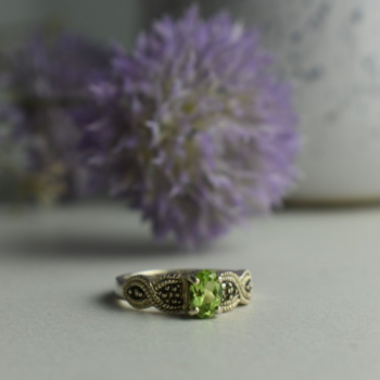 925 Sterling Silver Chrysolite & Marcasites Ring Size 7.5