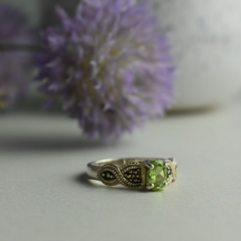 925 Sterling Silver Chrysolite & Marcasites Ring Size 7.5