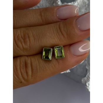 Pretty 925 Sterling Silver Peridot Stud Earrings Length 0.30 Inch
