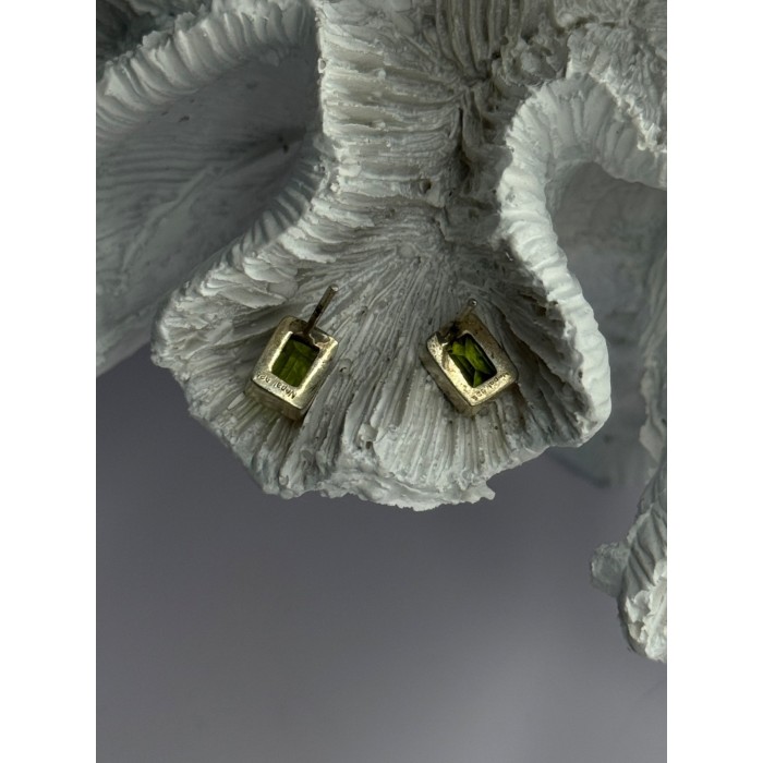 Pretty 925 Sterling Silver Peridot Stud Earrings Length 0.30 Inch