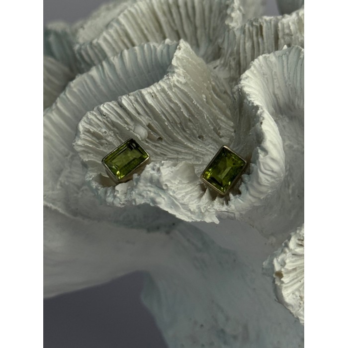 Pretty 925 Sterling Silver Peridot Stud Earrings Length 0.30 Inch