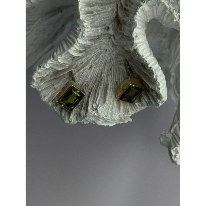 Pretty 925 Sterling Silver Peridot Stud Earrings Length 0.30 Inch