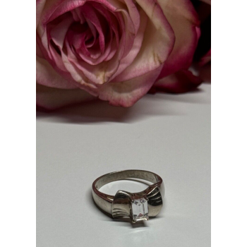 925 Sterling Silver White Topaz Ring Size 6