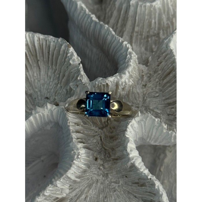 925 Sterling Silver Blue Topaz Ring Size 8