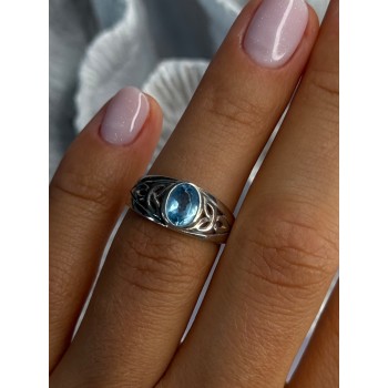 925 Sterling Silver Blue Topaz Ring Size 6