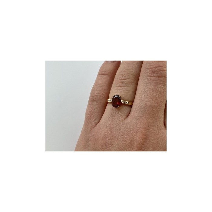 10K YELLOW GOLD GARNET & DIAMONDS RING SIZE 6.5
