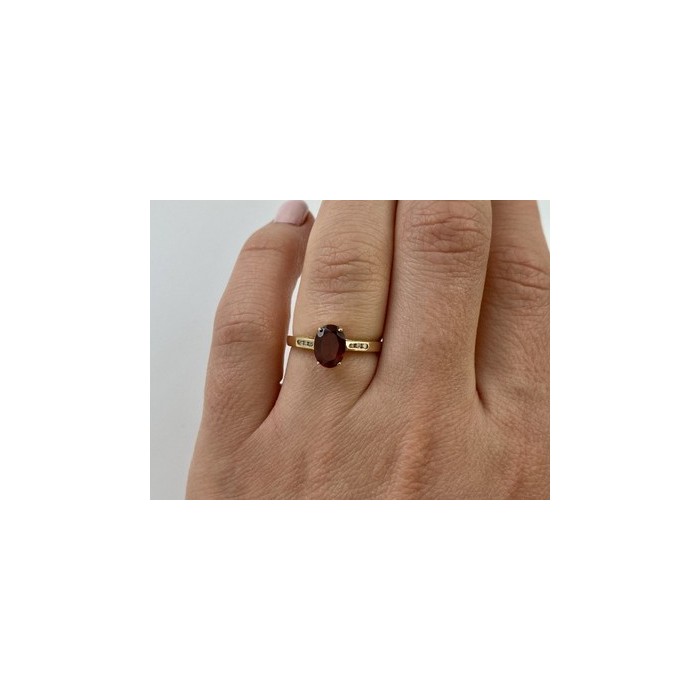 10K YELLOW GOLD GARNET & DIAMONDS RING SIZE 6.5