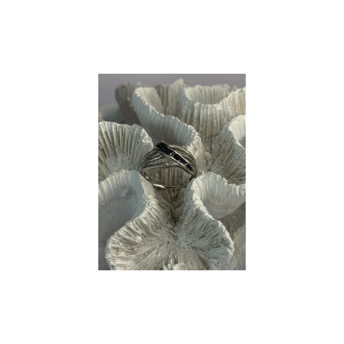 10K WHITE GOLD SAPPHIRE & DIAMOND RING SIZE 7