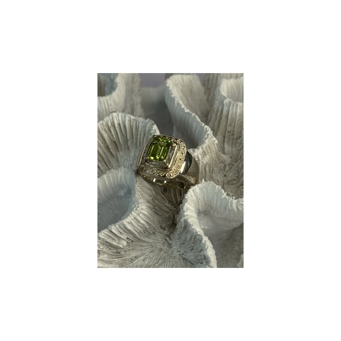 925 Sterling Silver Peridot Ring Size 6