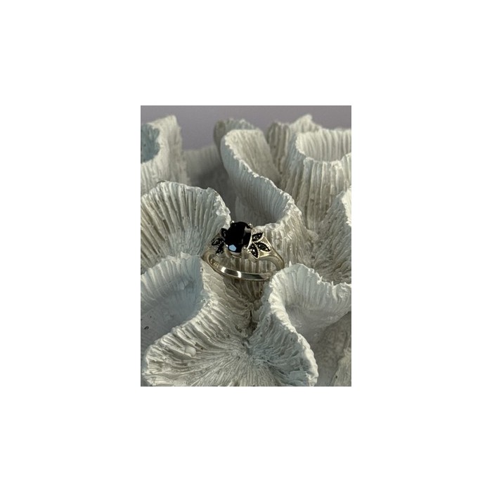 925 Sterling Silver Garnet & Marcasite Ring Size 7