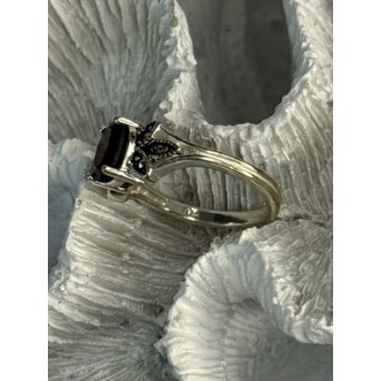 925 Sterling Silver Garnet & Marcasite Ring Size 7