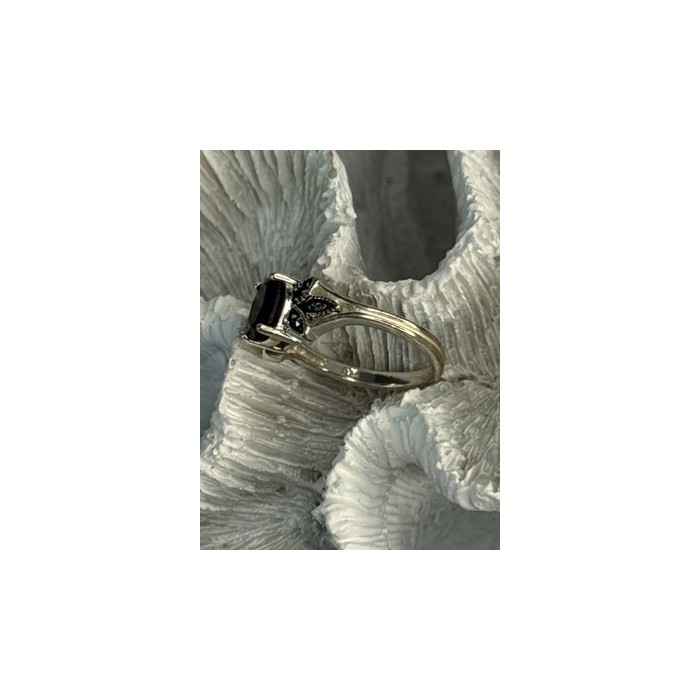 925 Sterling Silver Garnet & Marcasite Ring Size 7