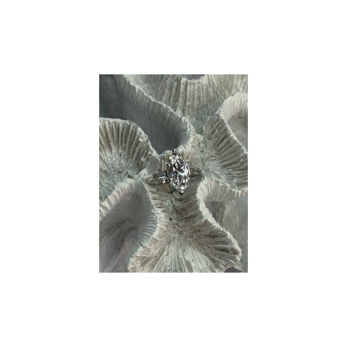 Beautiful 925 Sterling Silver CZ Ring Size 6
