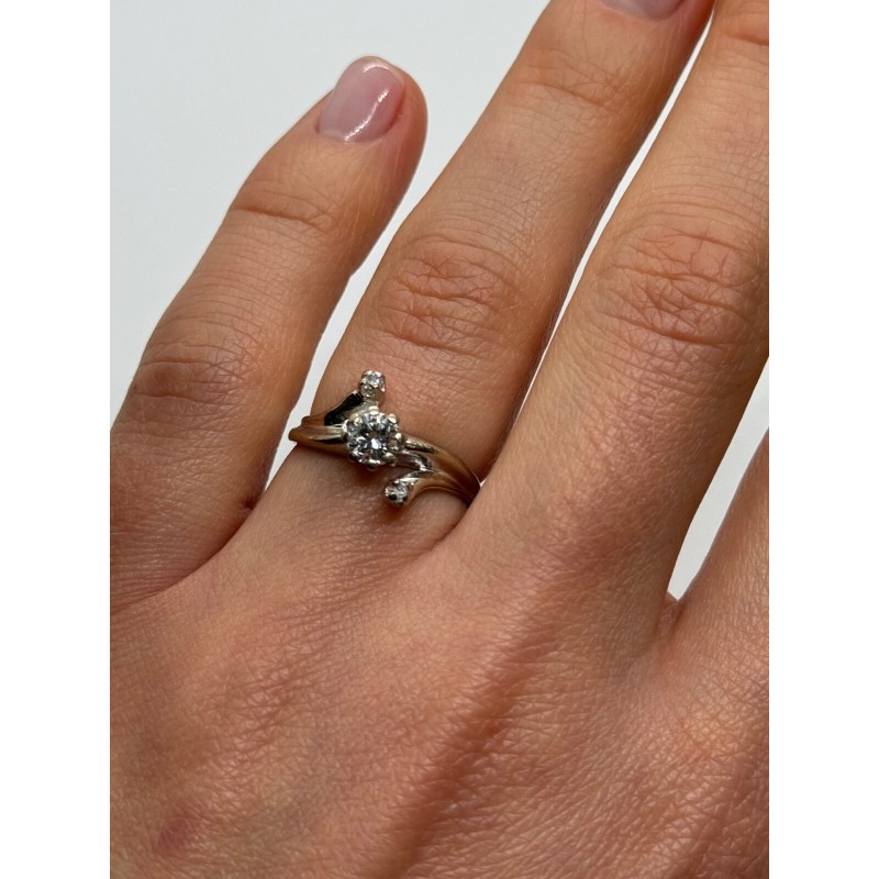 14K WHITE GOLD DIAMONDS RING SIZE 5.5