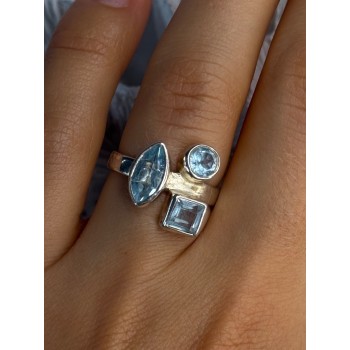 925 Sterling Silver Blue Topaz Ring Size 7