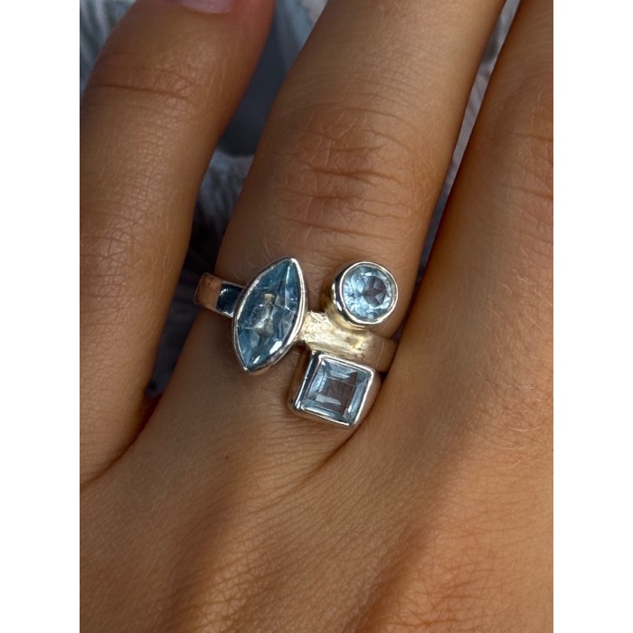 925 Sterling Silver Blue Topaz Ring Size 7