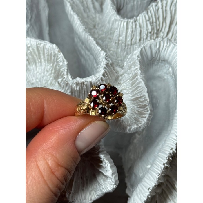 14K YELLOW GOLD RING GARNET FLOWER SIZE 5