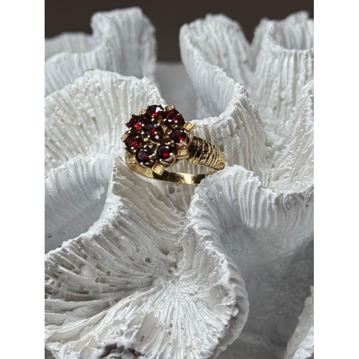 14K YELLOW GOLD RING GARNET FLOWER SIZE 5