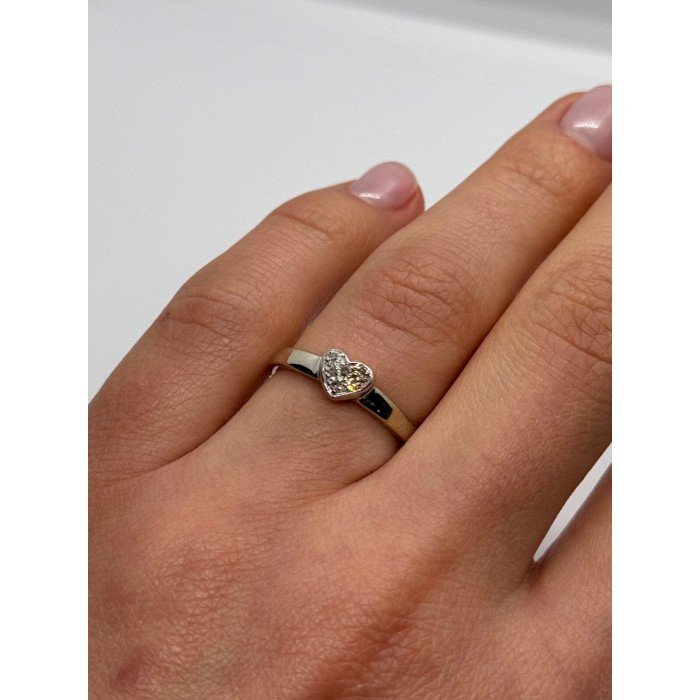 10K WHITE GOLD DIAMOND HEART  RING SIZE 6