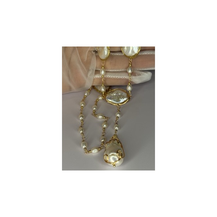 GOLD PLATED PEARL NECKLACE APPROX LENGTH 30 INCH THE BOTTOM OF PENDANT 3 INCH