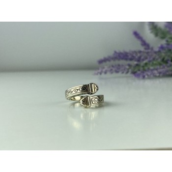 Vintage 925 Sterling Silver Ring Size 5.5 (adjustable)