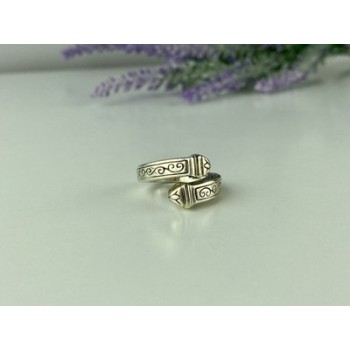 Vintage 925 Sterling Silver Ring Size 5.5 (adjustable)