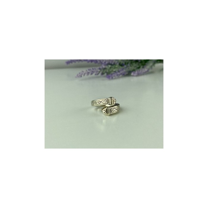 Vintage 925 Sterling Silver Ring Size 5.5 (adjustable)