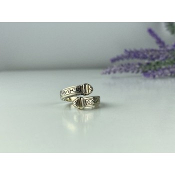 Vintage 925 Sterling Silver Ring Size 5.5 (adjustable)