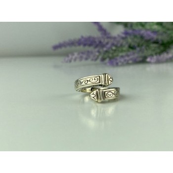 Vintage 925 Sterling Silver Ring Size 5.5 (adjustable)