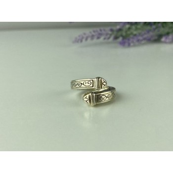 Vintage 925 Sterling Silver Ring Size 5.5 (adjustable)