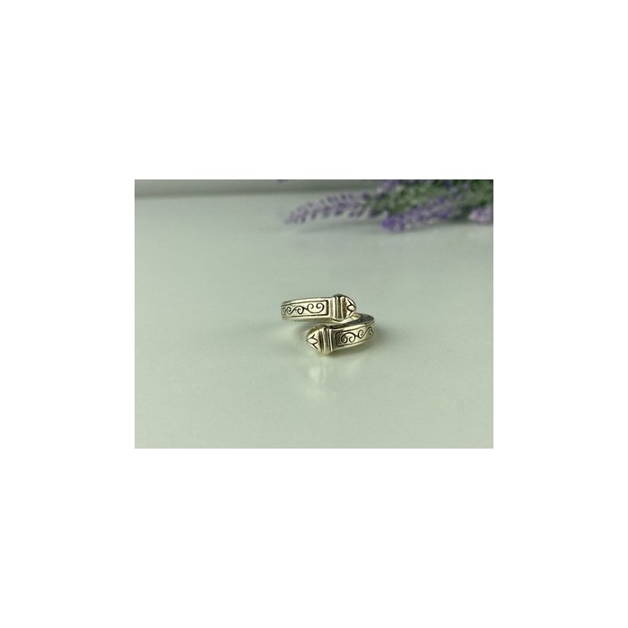 Vintage 925 Sterling Silver Ring Size 5.5 (adjustable)