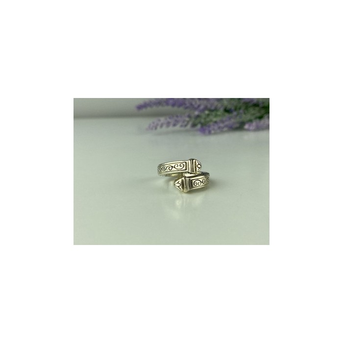 Vintage 925 Sterling Silver Ring Size 5.5 (adjustable)