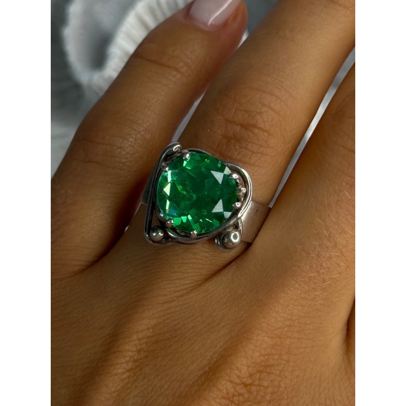 Vintage Elegant Design 925 Sterling Silver Green Spinel Ring Sizable