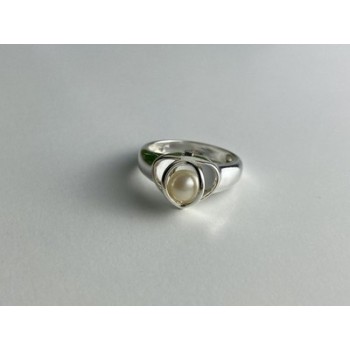 925 Sterling Silver Pearl Ring Size 6.5