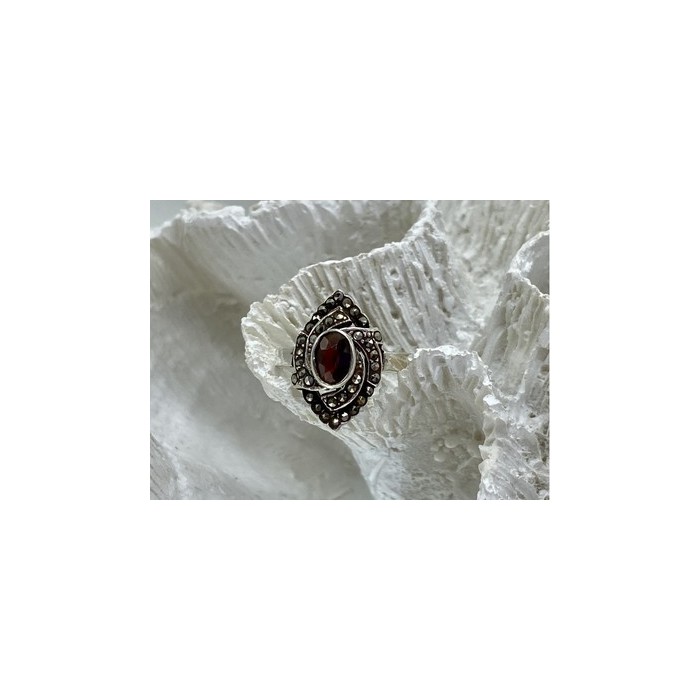 925 Sterling Silver Garnet & Marcasites Ring Size 7