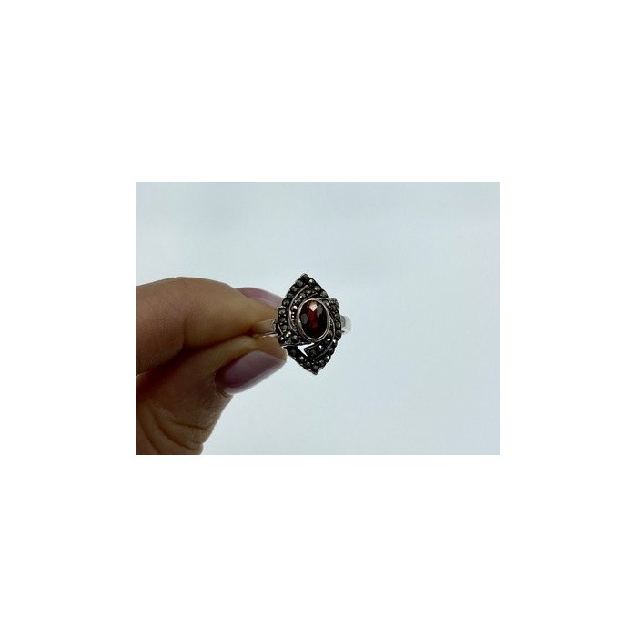 925 Sterling Silver Garnet & Marcasites Ring Size 7