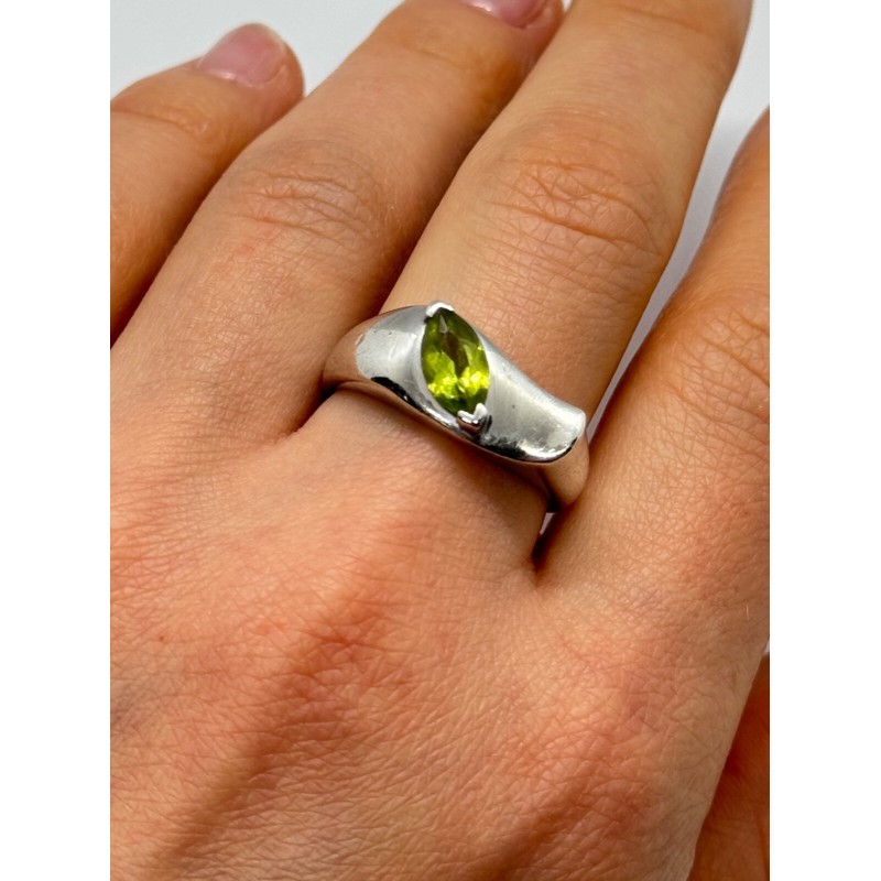 925 Sterling Silver Peridot Ring Size 8