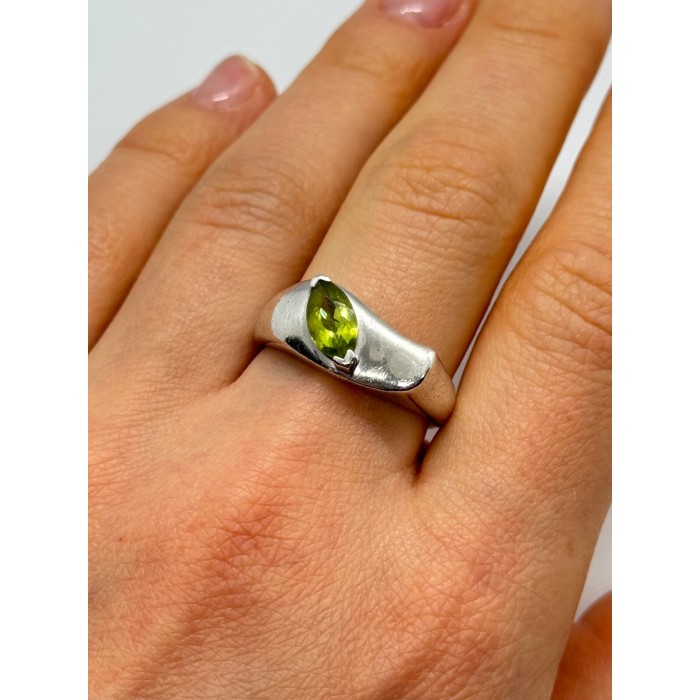 925 Sterling Silver Peridot Ring Size 8