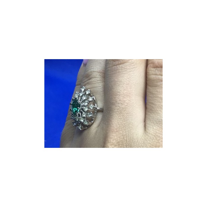 Beautifull Ring With Green & White CZ Size 6.5