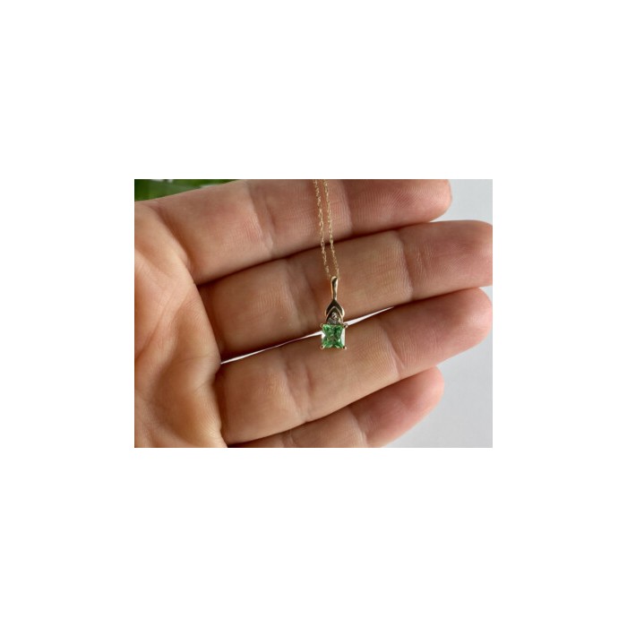 10K YELLOW GOLD TSAVORITE & DIAMONDS CHAIN WITH PENDANT