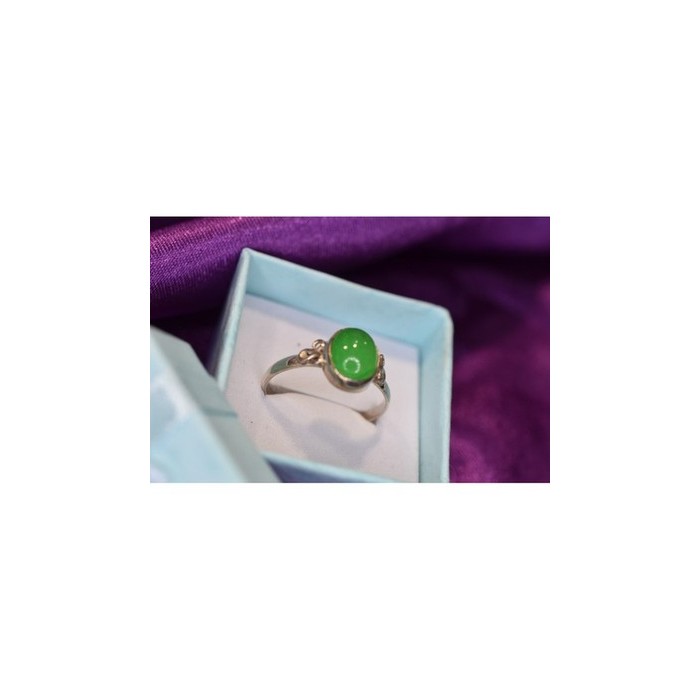 925 Sterling Silver Green Nephrite ( Jade ) Ring Size 8.5