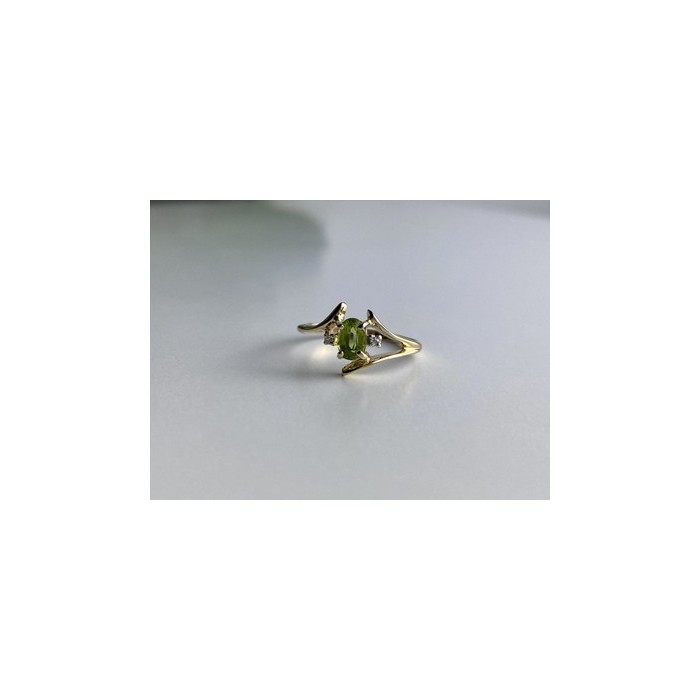 10K YELLOW GOLD PERIDOT & DIAMONDS RING SIZE 7