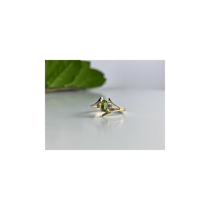 10K YELLOW GOLD PERIDOT & DIAMONDS RING SIZE 7