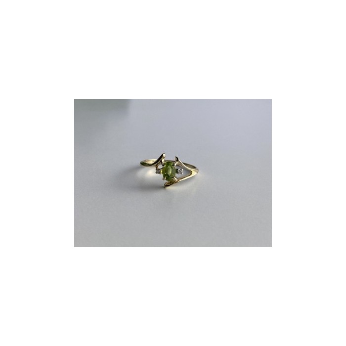 10K YELLOW GOLD PERIDOT & DIAMONDS RING SIZE 7