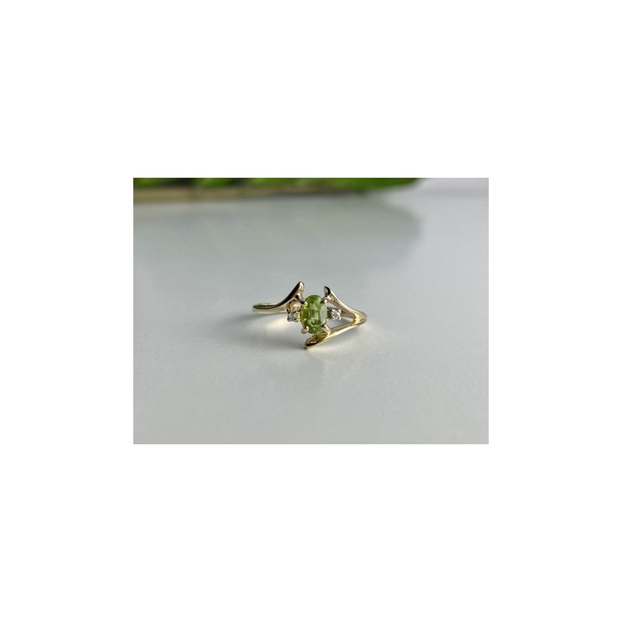 10K YELLOW GOLD PERIDOT & DIAMONDS RING SIZE 7