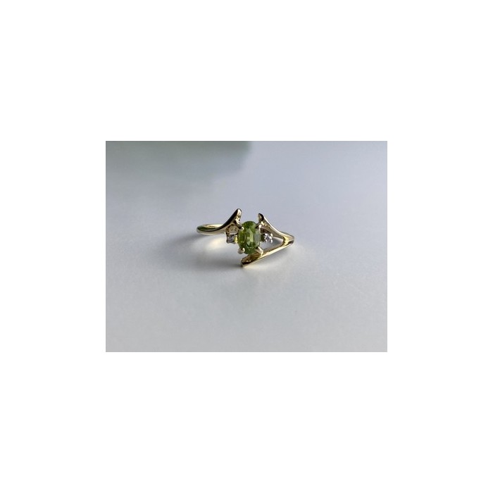 10K YELLOW GOLD PERIDOT & DIAMONDS RING SIZE 7