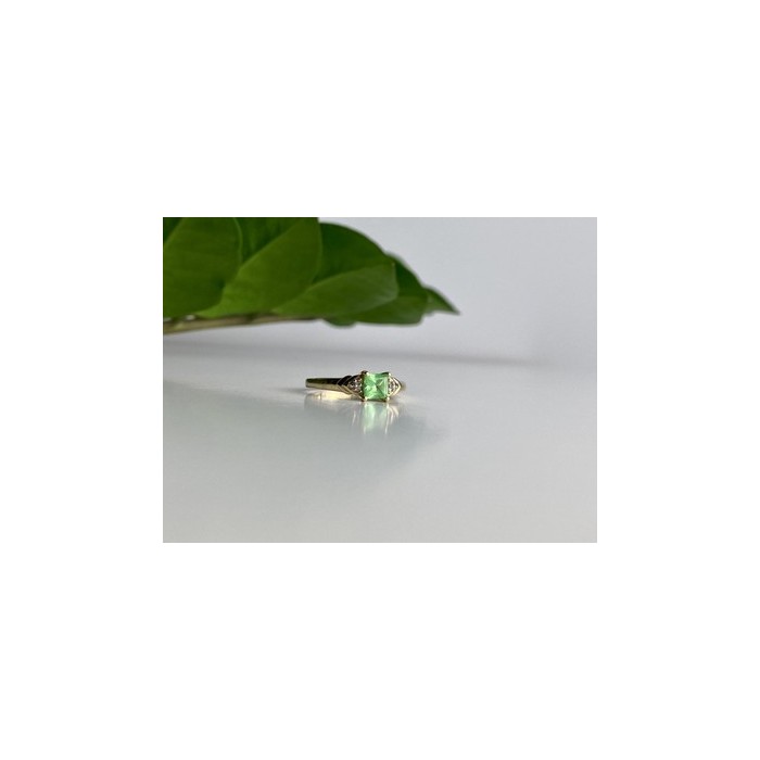 10K YELLOW GOLD TSAVORITE & DIAMONDS RING SIZE 6.25