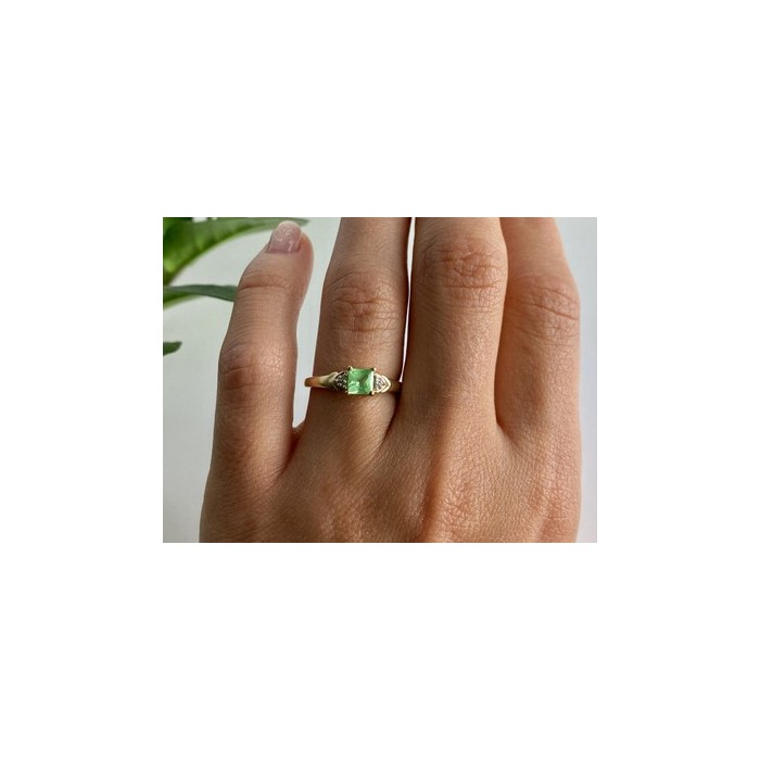 10K YELLOW GOLD TSAVORITE & DIAMONDS RING SIZE 6.25