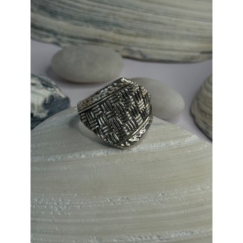 Classy Design 925 Sterling Silver Ring Size 8