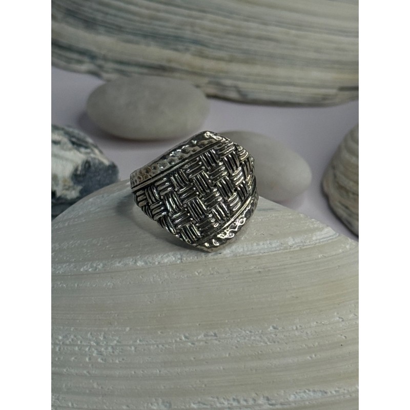 Classy Design 925 Sterling Silver Ring Size 8